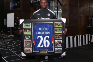 星空体育在线登录-马马杜·萨尔回归切尔西，队友赠送球衣祝贺他夺得非洲杯冠军