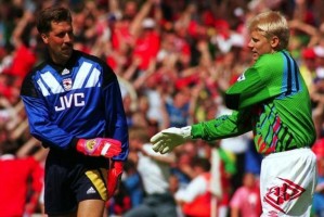 星空体育官方入口-英超门将传奇希曼与舒梅切尔老照片曝光