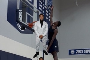 星空体育官方入口-迪班萨恶搞凯文-哈特 将其P进自己展示恐怖弹跳的照片中