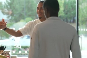 来了老弟！利物浦队长范迪克与伊萨克拥抱，欢迎后者加盟球队